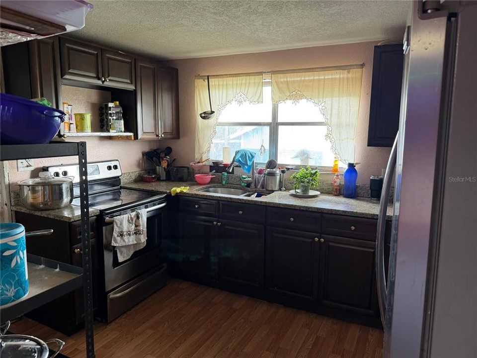 For Sale: $200,000 (3 beds, 1 baths, 916 Square Feet)