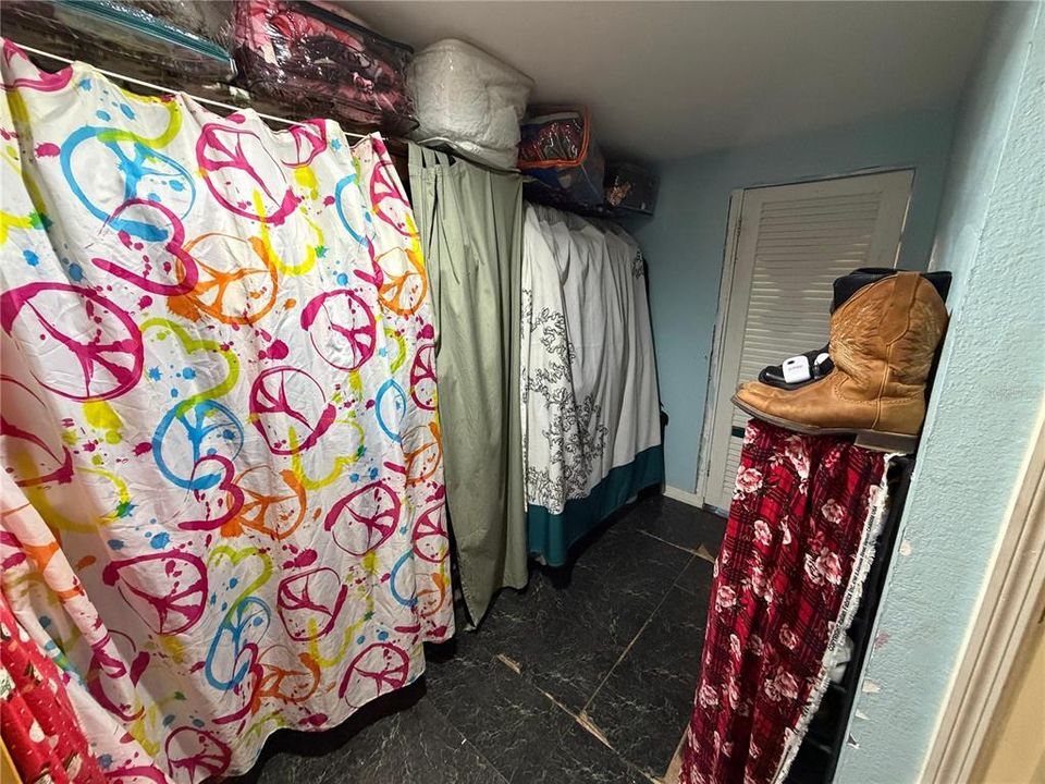 For Sale: $200,000 (3 beds, 1 baths, 916 Square Feet)