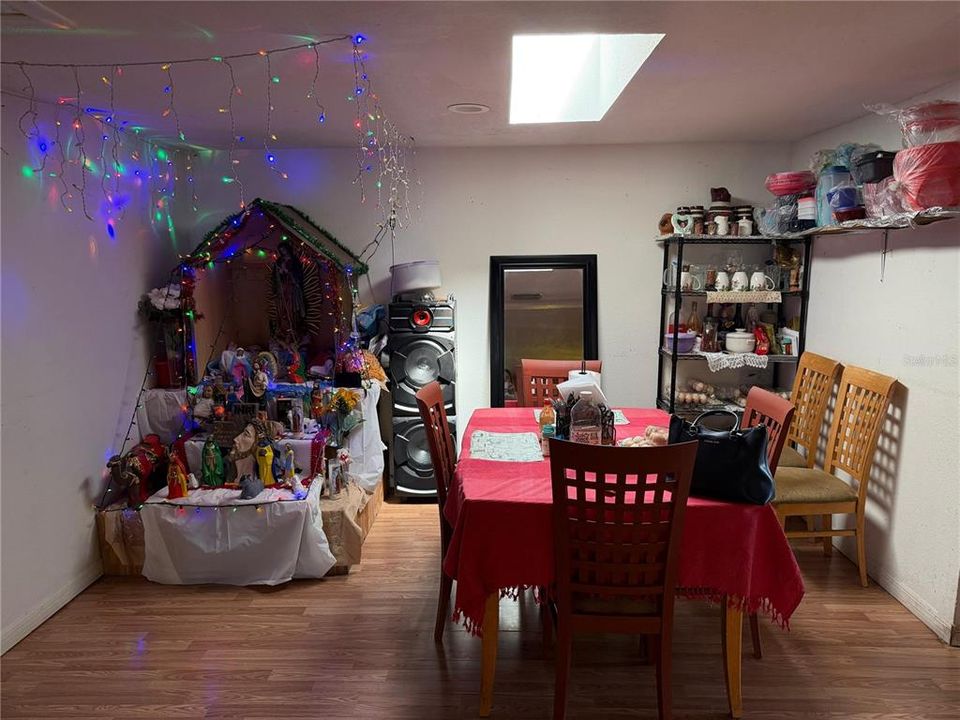 For Sale: $200,000 (3 beds, 1 baths, 916 Square Feet)