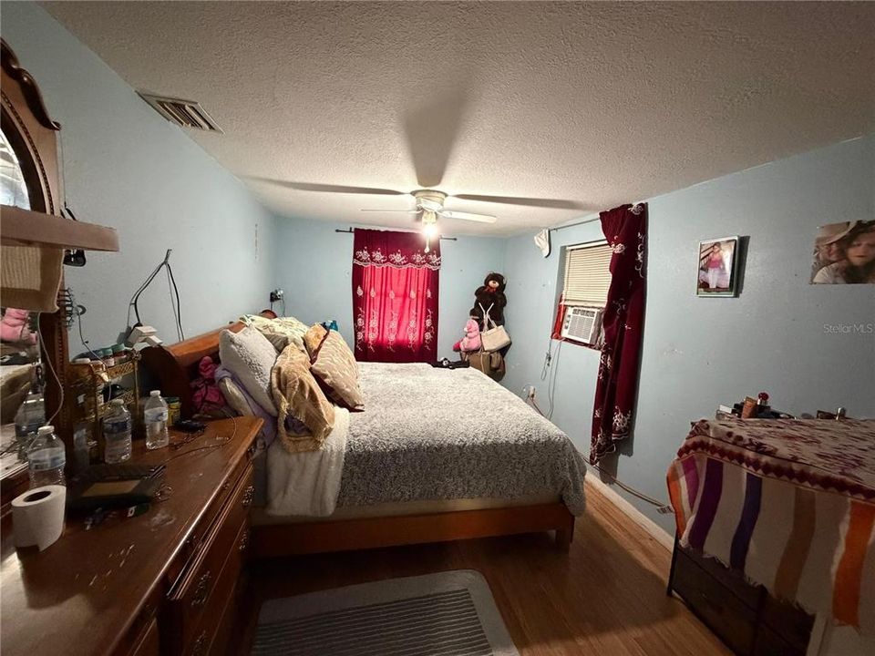 For Sale: $200,000 (3 beds, 1 baths, 916 Square Feet)