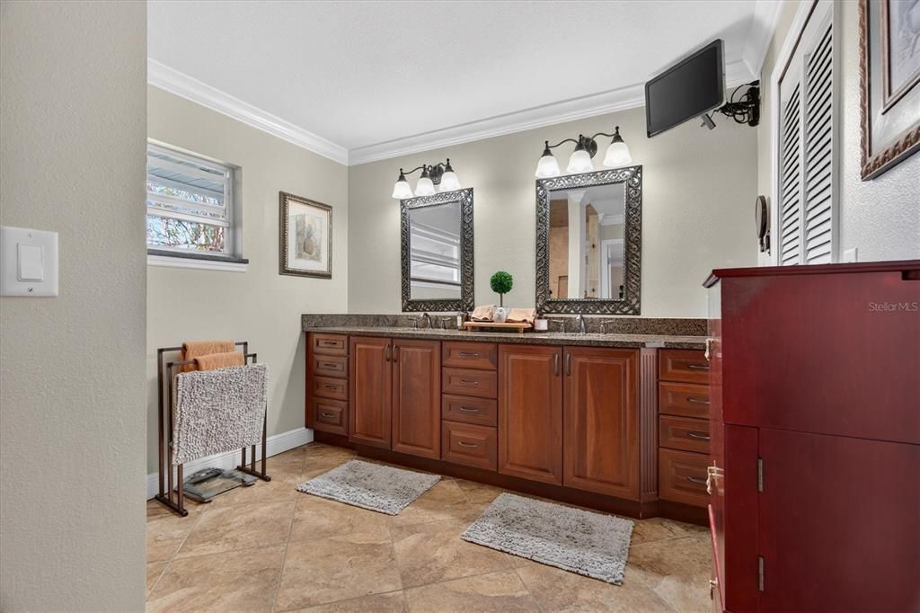 Activo con contrato: $925,000 (3 camas, 3 baños, 2253 Pies cuadrados)