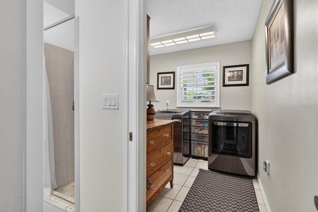 Activo con contrato: $925,000 (3 camas, 3 baños, 2253 Pies cuadrados)