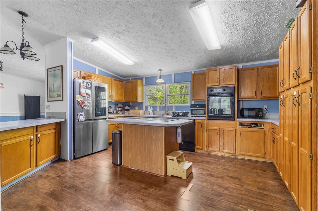 На продажу: $175,000 (3 спален, 2 ванн, 1836 Квадратных фут)