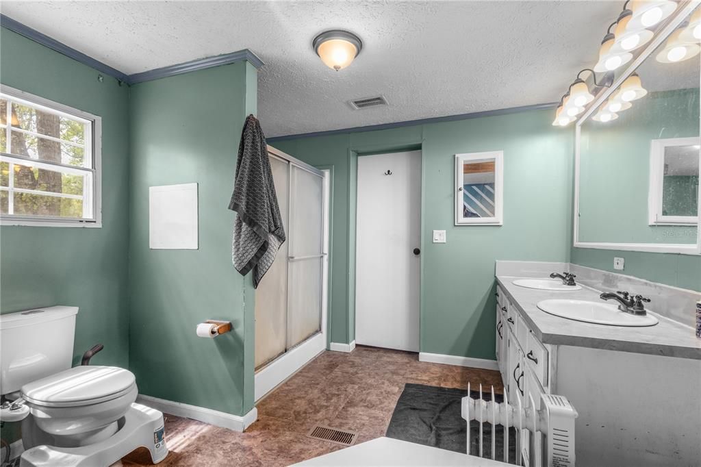 На продажу: $175,000 (3 спален, 2 ванн, 1836 Квадратных фут)