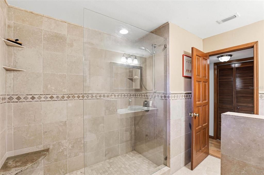 Activo con contrato: $900,000 (4 camas, 4 baños, 3361 Pies cuadrados)