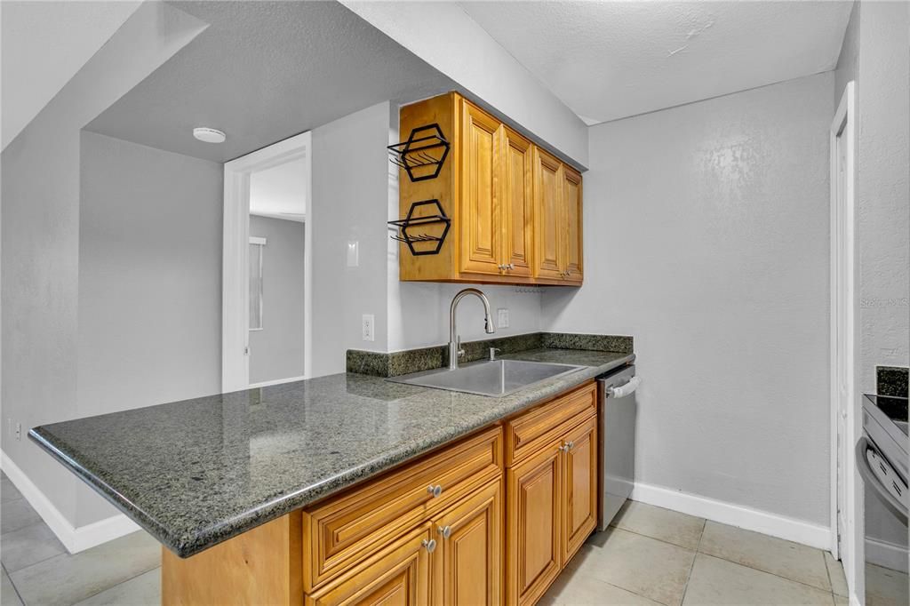 На продажу: $164,900 (2 спален, 2 ванн, 918 Квадратных фут)