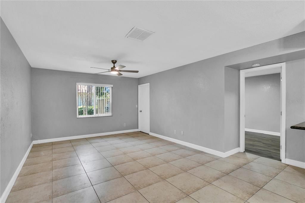 На продажу: $164,900 (2 спален, 2 ванн, 918 Квадратных фут)