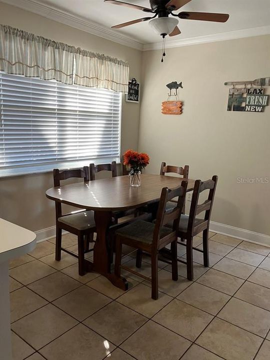 For Sale: $250,000 (2 beds, 1 baths, 672 Square Feet)