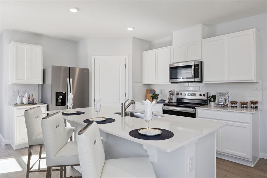 Activo con contrato: $359,990 (4 camas, 2 baños, 1665 Pies cuadrados)