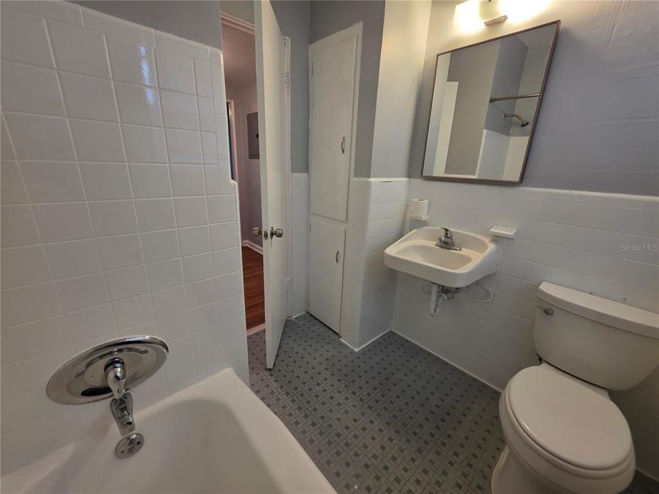 В аренду: $999 (2 спален, 1 ванн, 1080 Квадратных фут)