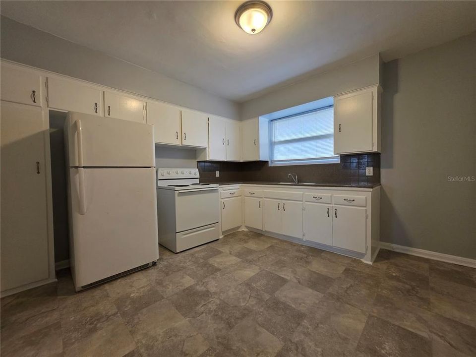 В аренду: $999 (2 спален, 1 ванн, 1080 Квадратных фут)