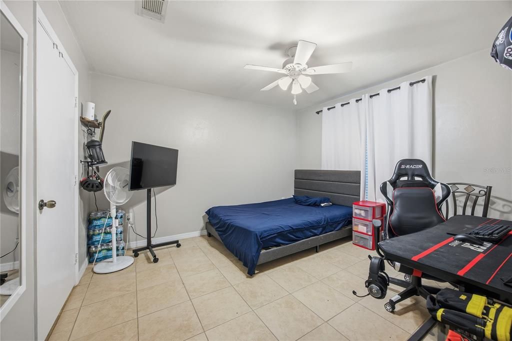 待售: $195,000 (4 贝兹, 4 浴室, 1177 平方英尺)