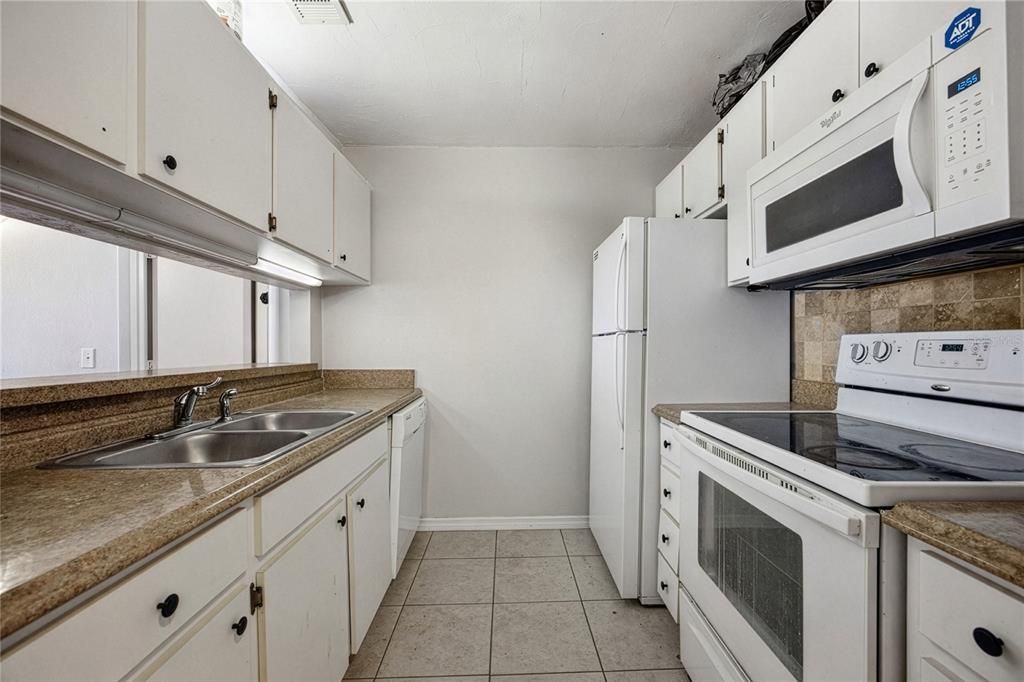 待售: $195,000 (4 贝兹, 4 浴室, 1177 平方英尺)