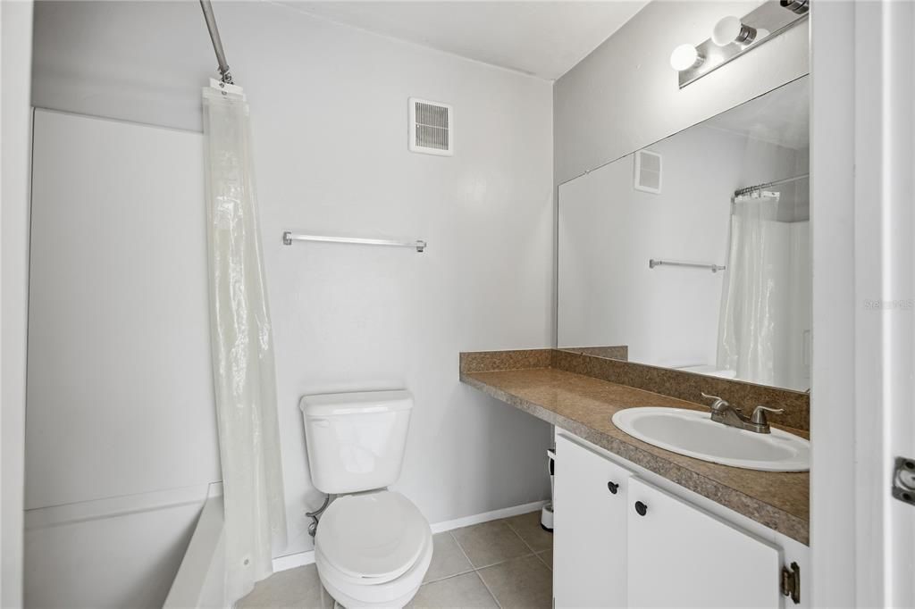 待售: $195,000 (4 贝兹, 4 浴室, 1177 平方英尺)