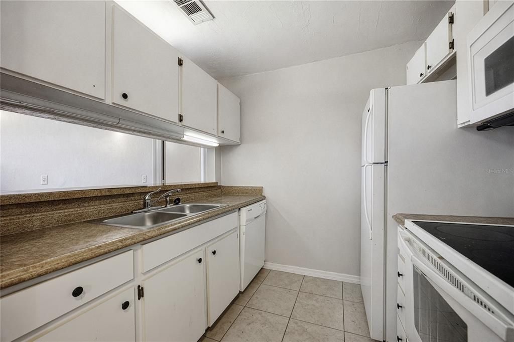 待售: $195,000 (4 贝兹, 4 浴室, 1177 平方英尺)