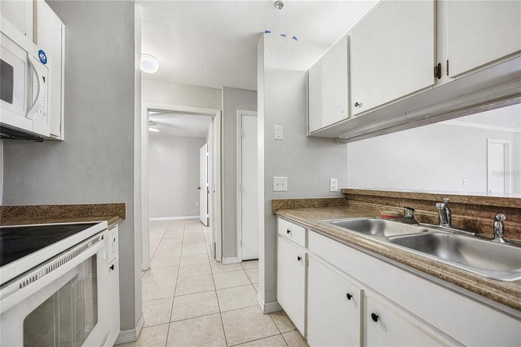 待售: $195,000 (4 贝兹, 4 浴室, 1177 平方英尺)