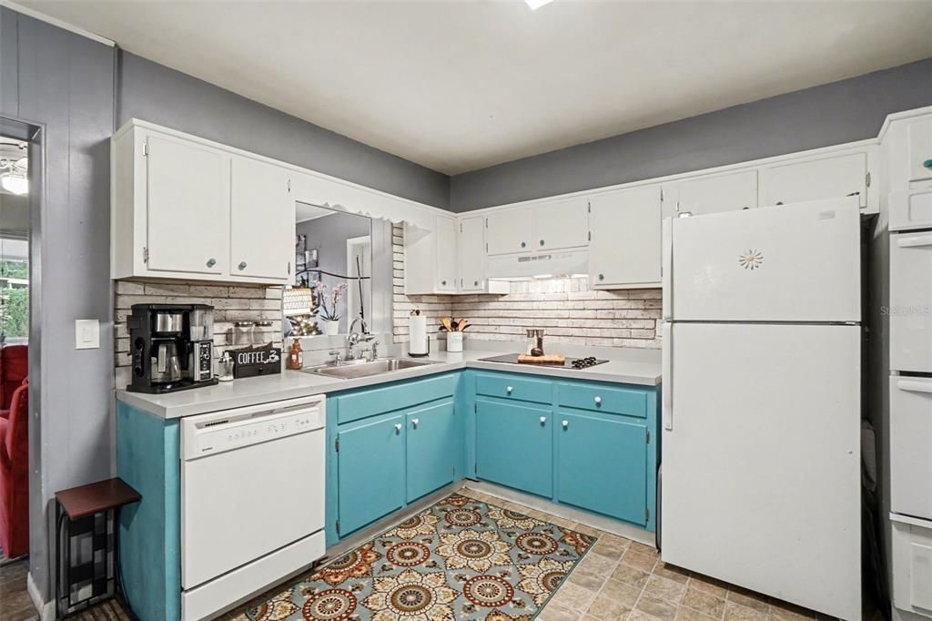 Active With Contract: $340,000 (3 beds, 2 baths, 1257 Square Feet)