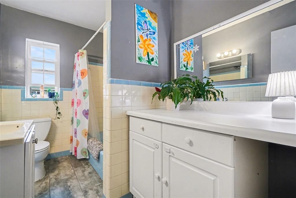 Active With Contract: $340,000 (3 beds, 2 baths, 1257 Square Feet)