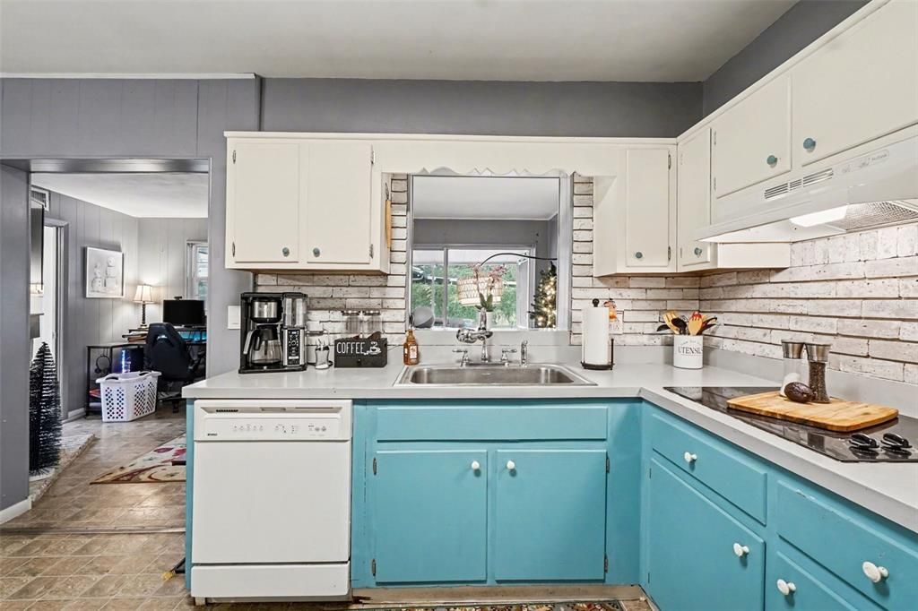 Active With Contract: $340,000 (3 beds, 2 baths, 1257 Square Feet)