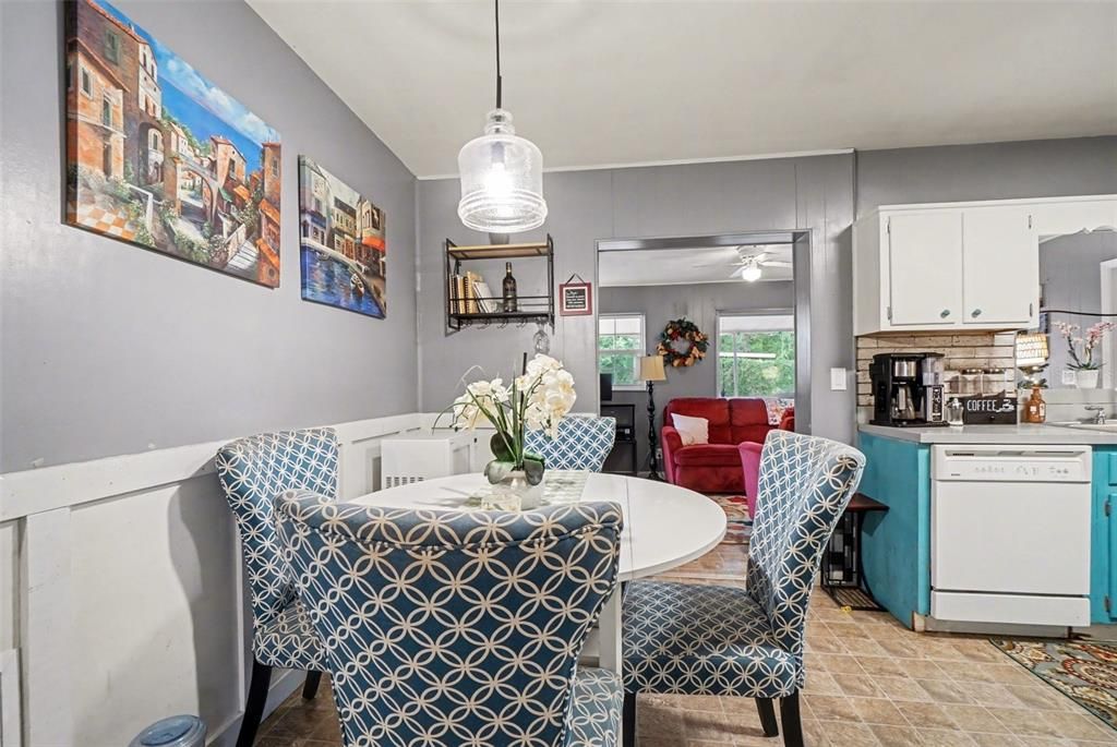 Active With Contract: $340,000 (3 beds, 2 baths, 1257 Square Feet)