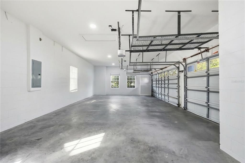 合同活跃: $1,175,000 (4 贝兹, 3 浴室, 2882 平方英尺)