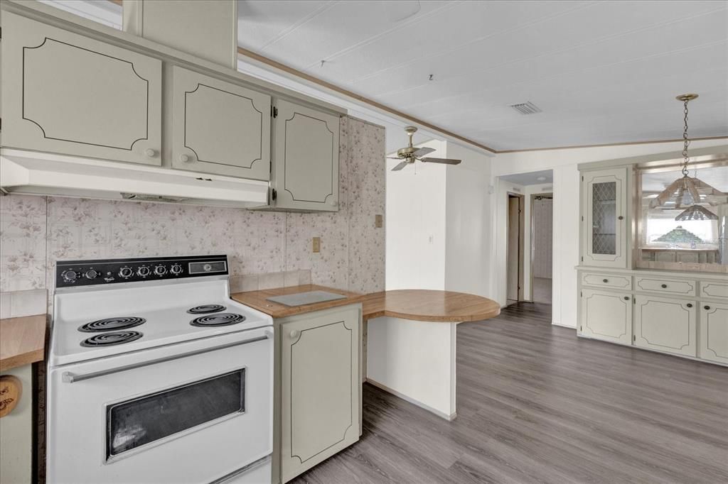 На продажу: $94,900 (2 спален, 2 ванн, 1144 Квадратных фут)