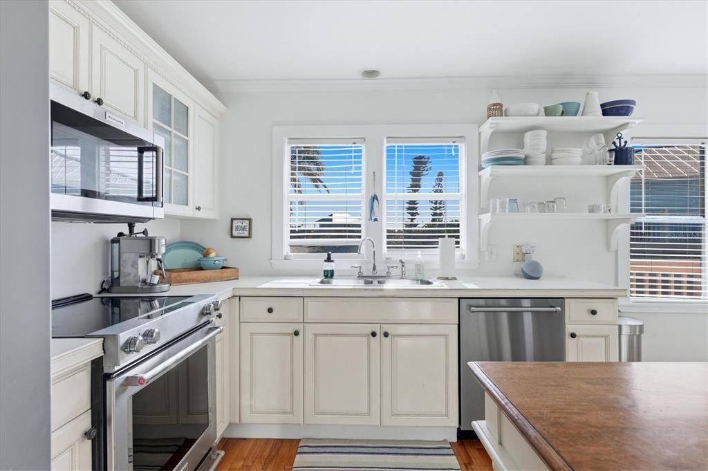 For Sale: $849,000 (2 beds, 2 baths, 1088 Square Feet)