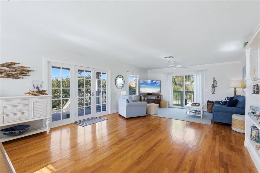 For Sale: $849,000 (2 beds, 2 baths, 1088 Square Feet)