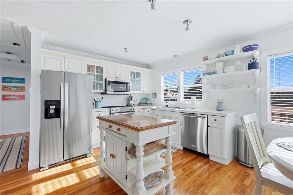 For Sale: $849,000 (2 beds, 2 baths, 1088 Square Feet)