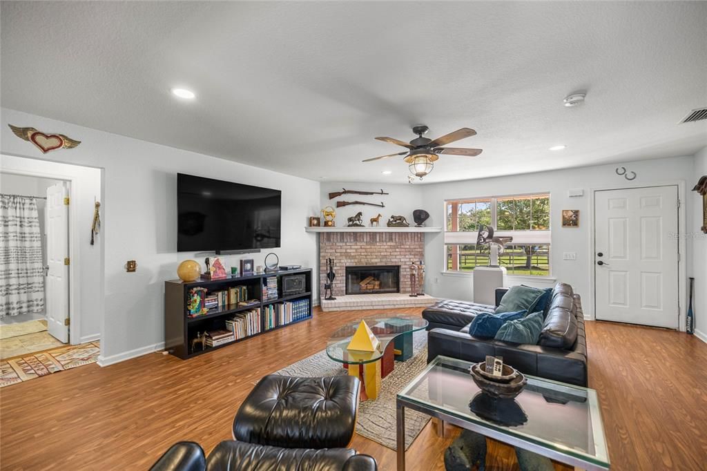 For Sale: $1,150,000 (3 beds, 2 baths, 1564 Square Feet)