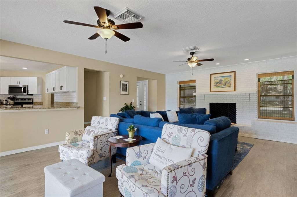 Activo con contrato: $579,900 (4 camas, 3 baños, 2725 Pies cuadrados)