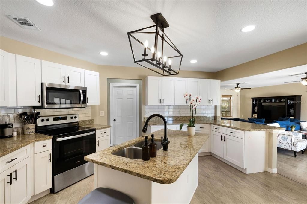 Activo con contrato: $579,900 (4 camas, 3 baños, 2725 Pies cuadrados)