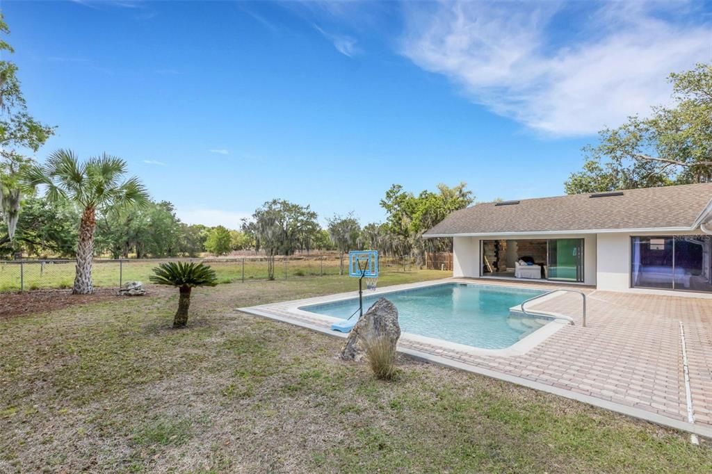 Activo con contrato: $579,900 (4 camas, 3 baños, 2725 Pies cuadrados)