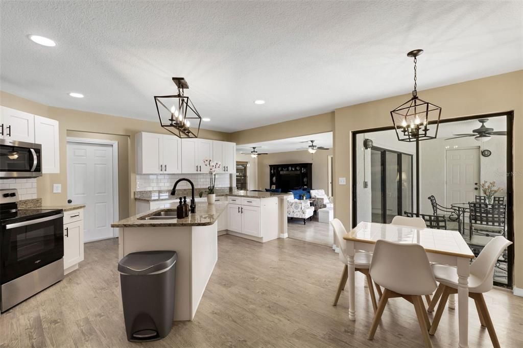 Activo con contrato: $579,900 (4 camas, 3 baños, 2725 Pies cuadrados)
