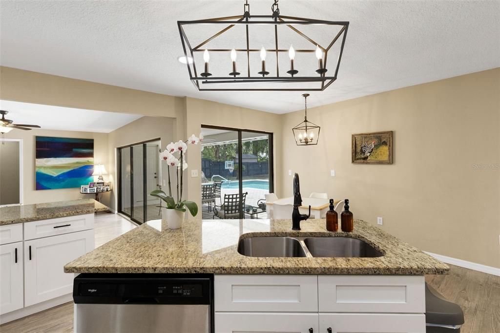 Activo con contrato: $579,900 (4 camas, 3 baños, 2725 Pies cuadrados)