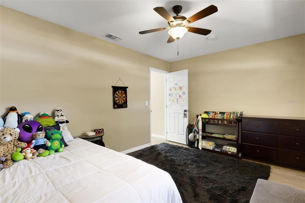 Activo con contrato: $579,900 (4 camas, 3 baños, 2725 Pies cuadrados)