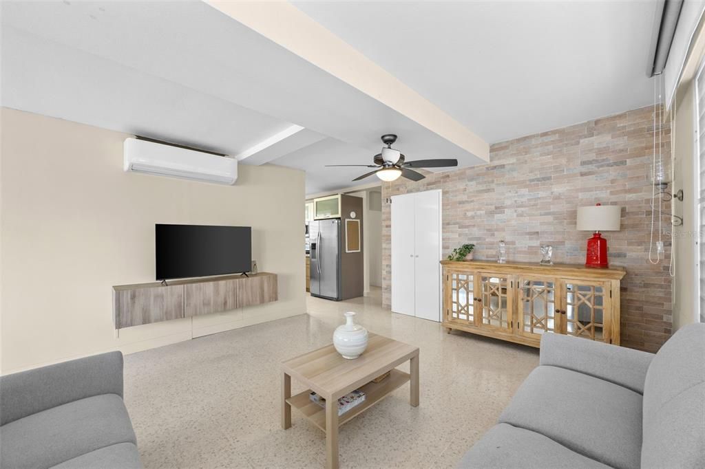 На продажу: $345,000 (2 спален, 1 ванн, 959 Квадратных фут)