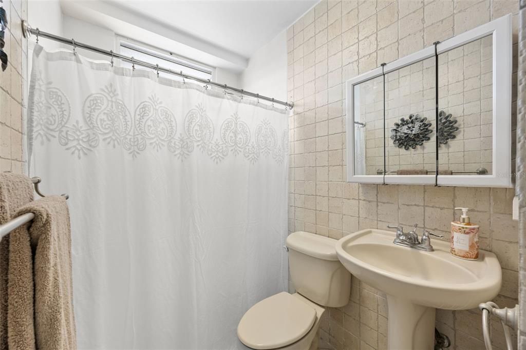 На продажу: $345,000 (2 спален, 1 ванн, 959 Квадратных фут)