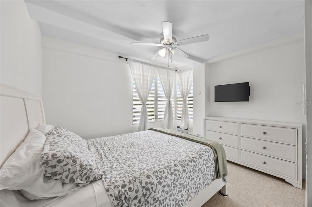 На продажу: $345,000 (2 спален, 1 ванн, 959 Квадратных фут)