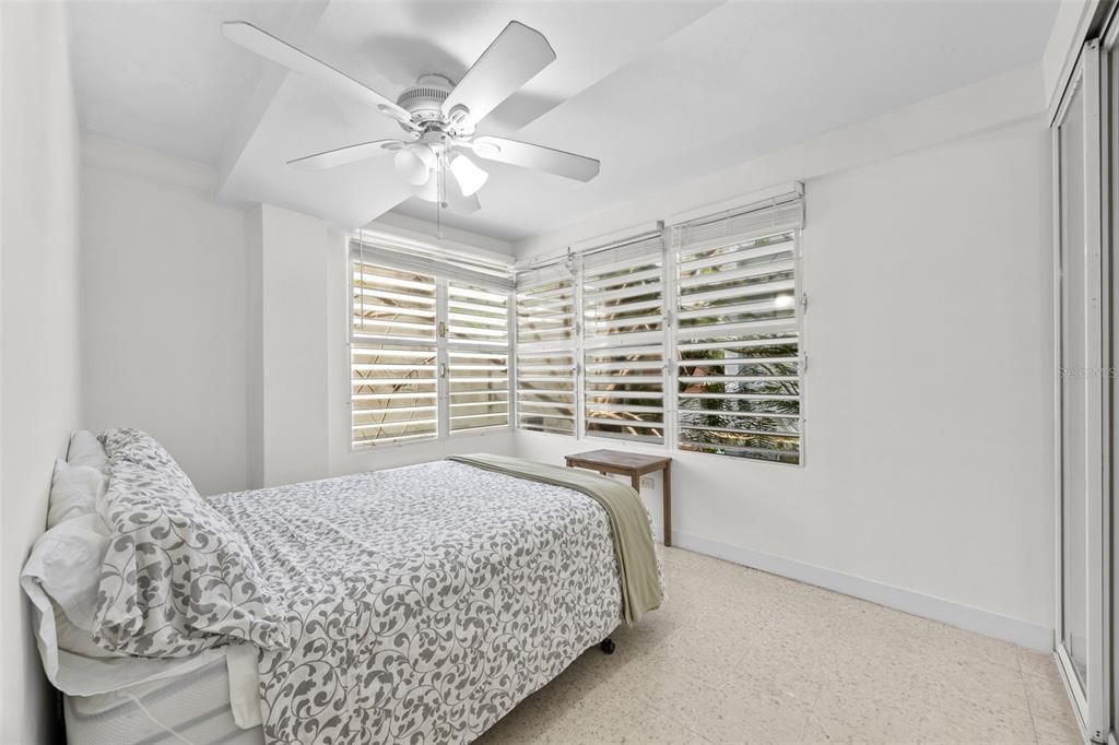 На продажу: $345,000 (2 спален, 1 ванн, 959 Квадратных фут)