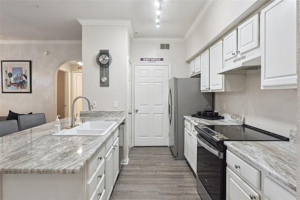 Activo con contrato: $205,000 (2 camas, 2 baños, 1053 Pies cuadrados)