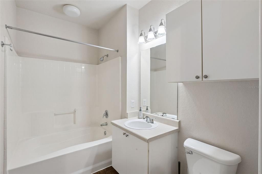 Activo con contrato: $205,000 (2 camas, 2 baños, 1053 Pies cuadrados)