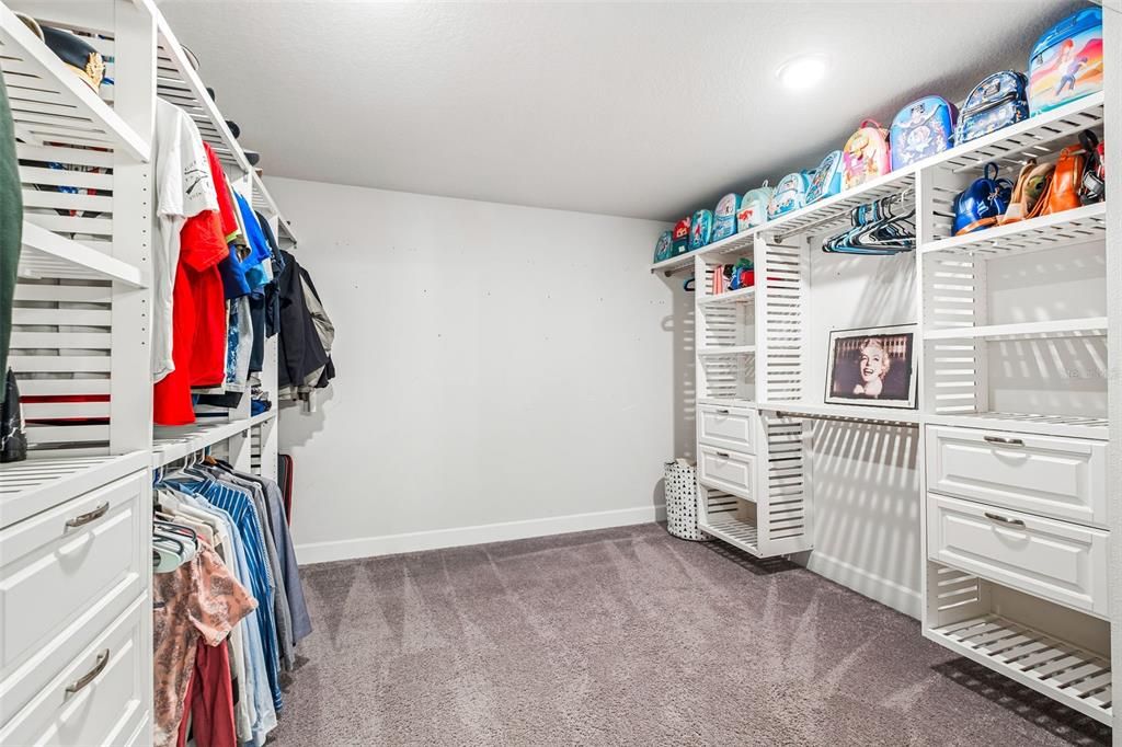 Activo con contrato: $400,000 (5 camas, 3 baños, 2873 Pies cuadrados)