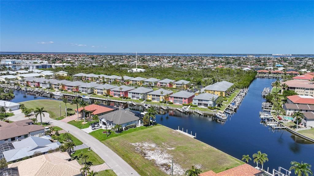 На продажу: $245,000 (0.26 acres)