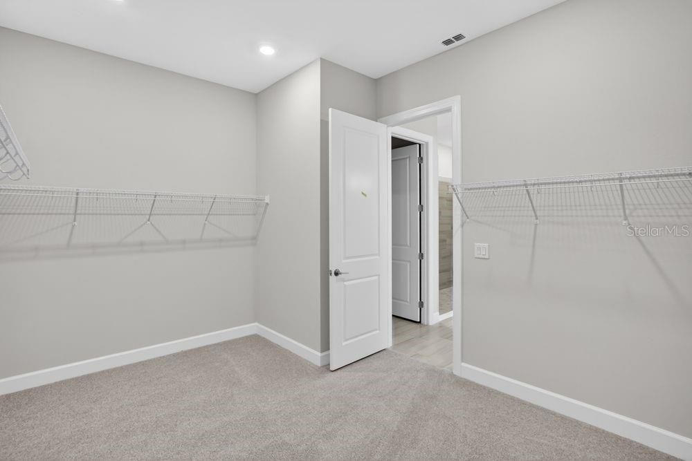 En Venta: $698,999 (3 camas, 3 baños, 2833 Pies cuadrados)