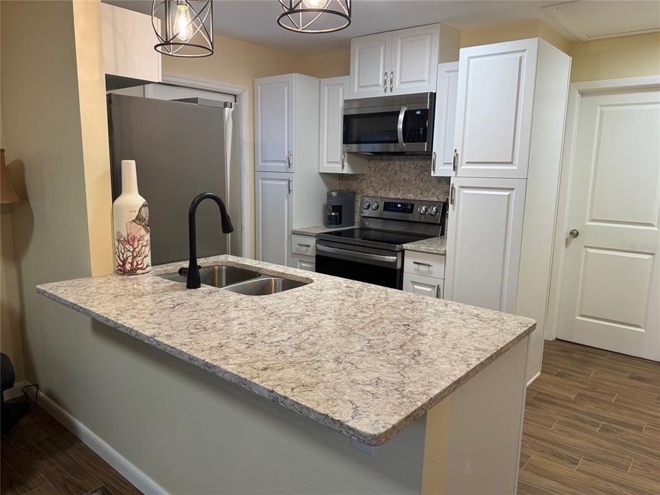 For Rent: $1,900 (2 beds, 1 baths, 750 Square Feet)