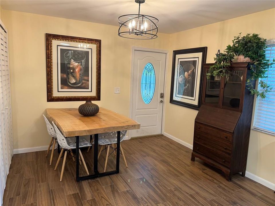 For Rent: $1,900 (2 beds, 1 baths, 750 Square Feet)