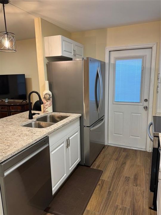 For Rent: $1,900 (2 beds, 1 baths, 750 Square Feet)