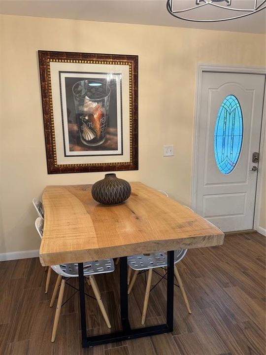 For Rent: $1,900 (2 beds, 1 baths, 750 Square Feet)