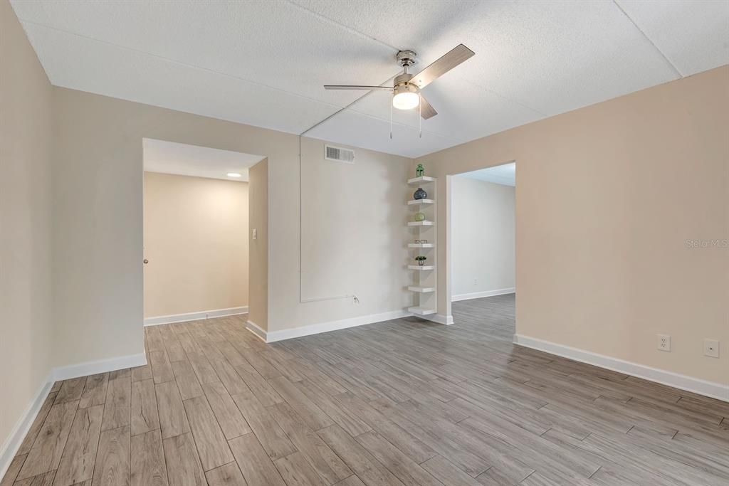 Active With Contract: $124,900 (2 beds, 2 baths, 940 Square Feet)